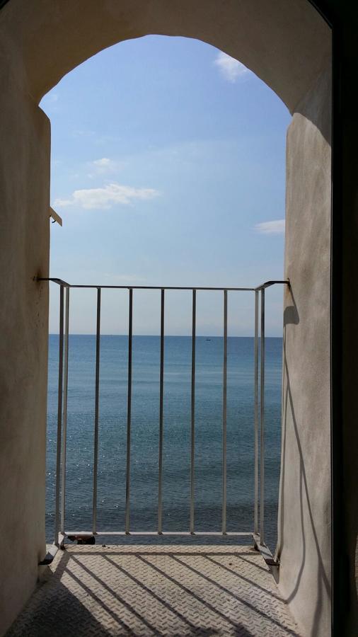 Balcone Sulla Spiaggia Чефалу Экстерьер фото